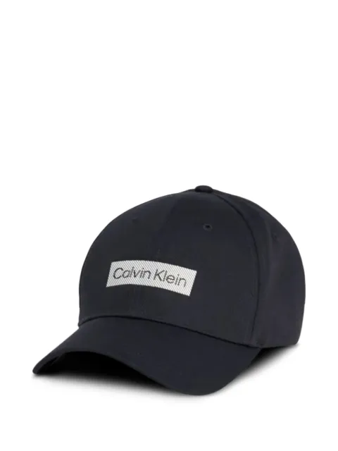Calvin Klein كاب بطبعة شعار الماركة