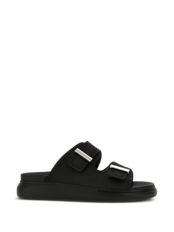 Alexander McQueen ロゴ サンダル | ブラック | FARFETCH JP