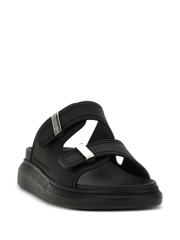 Alexander McQueen ロゴ サンダル | ブラック | FARFETCH JP