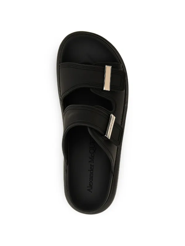 Alexander McQueen ロゴ サンダル | ブラック | FARFETCH JP