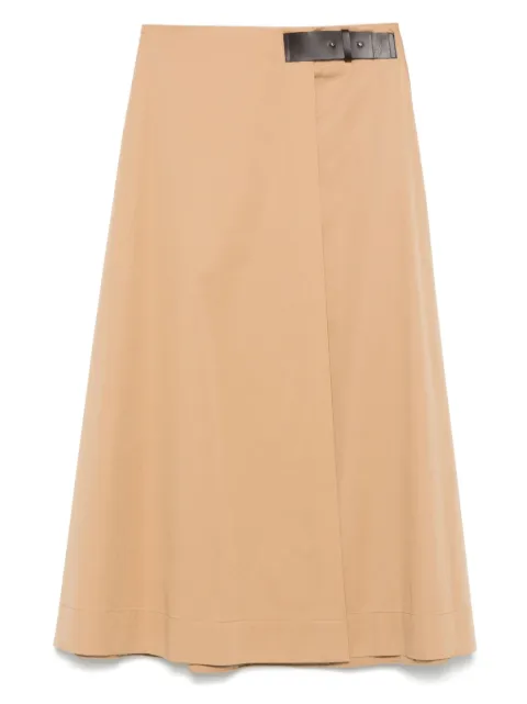 Lorena Antoniazzi falda midi con diseño acampanado