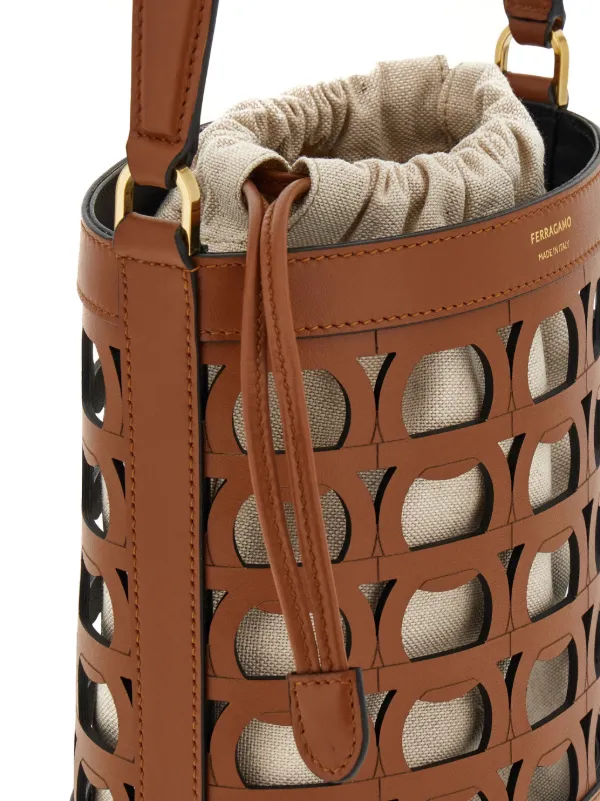 Ferragamo カットアウト レザーバケットバッグ | ブラウン