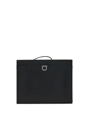 Ferragamo ロゴエンボス クラッチバッグ | ブラック | FARFETCH JP