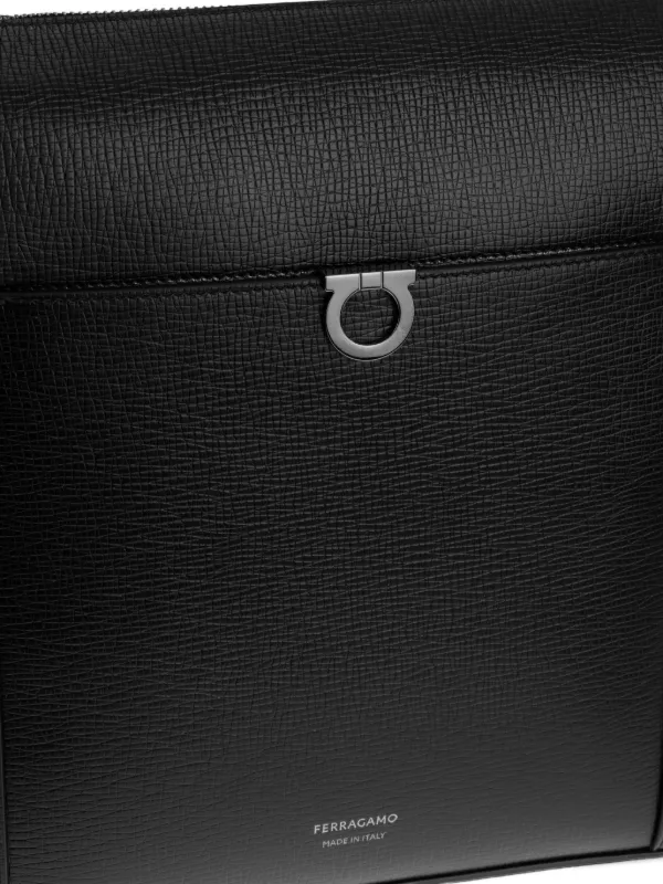 Ferragamo レザー メッセンジャーバッグ Ferragamo レザーメッセンジャーバッグ | ブラック | FARFETCH JP