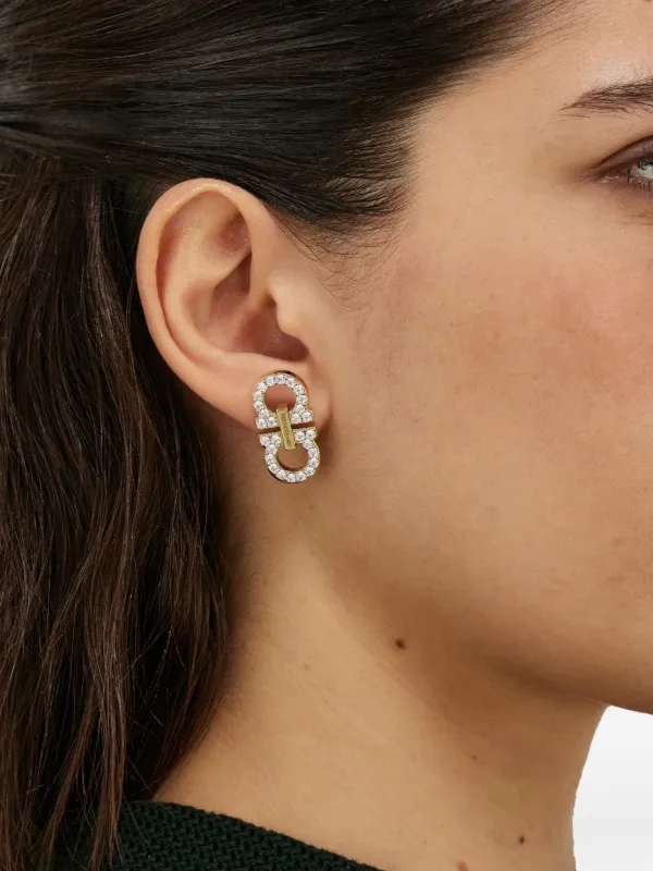 FERRAGAMO ゴールド D字型 ピアス Ferragamo ダブルガンチーニ ピアス | ゴールドトーン | FARFETCH JP