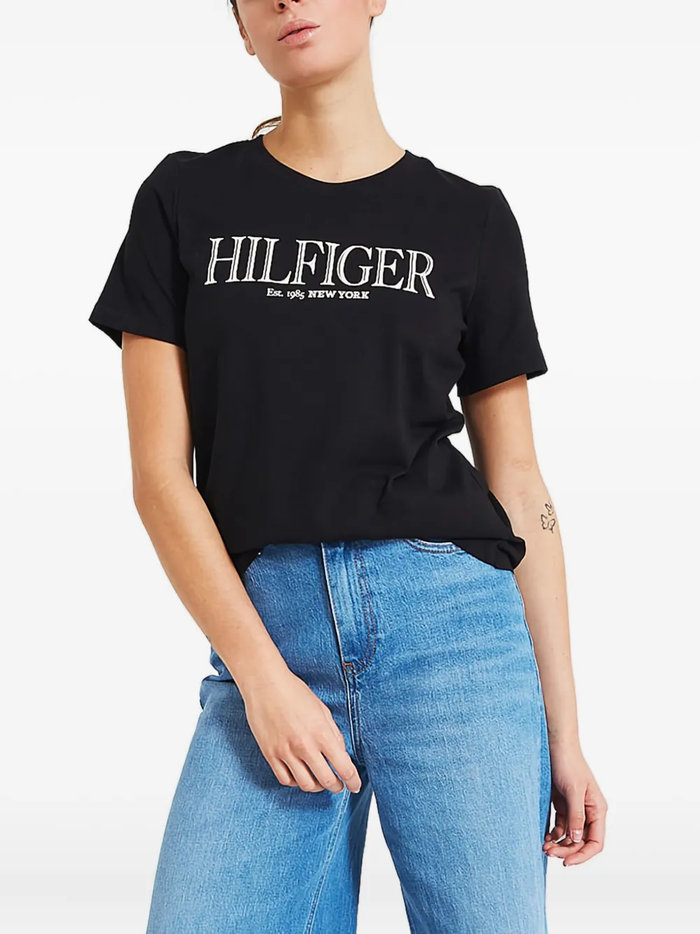 Tommy Hilfiger ロゴ Tシャツ - ブラック Tommy Hilfiger ロゴ Tシャツ - ブラック