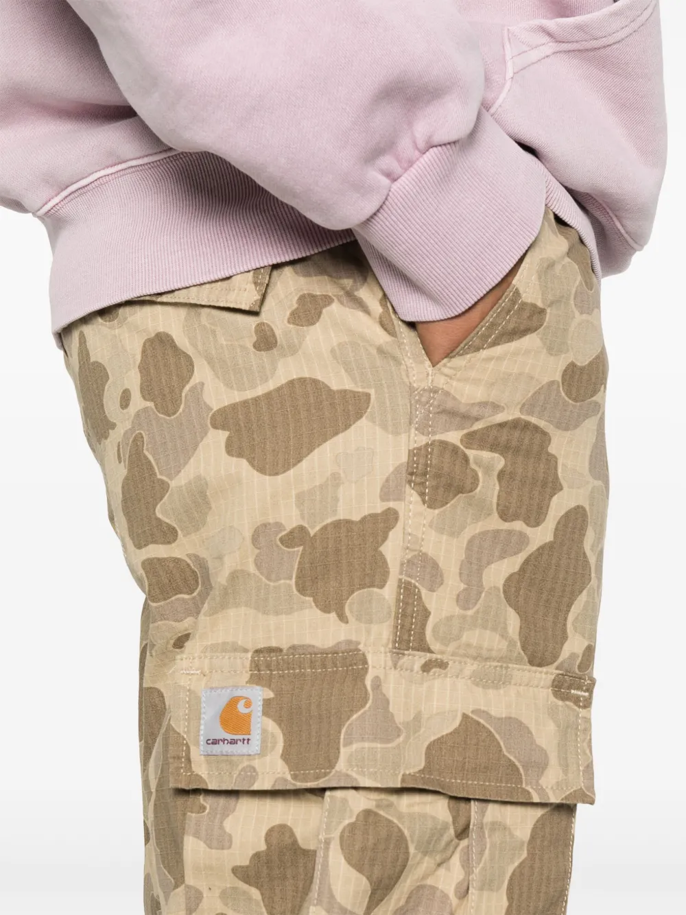 Carhartt WIP Cargo broek met camouflage print Beige