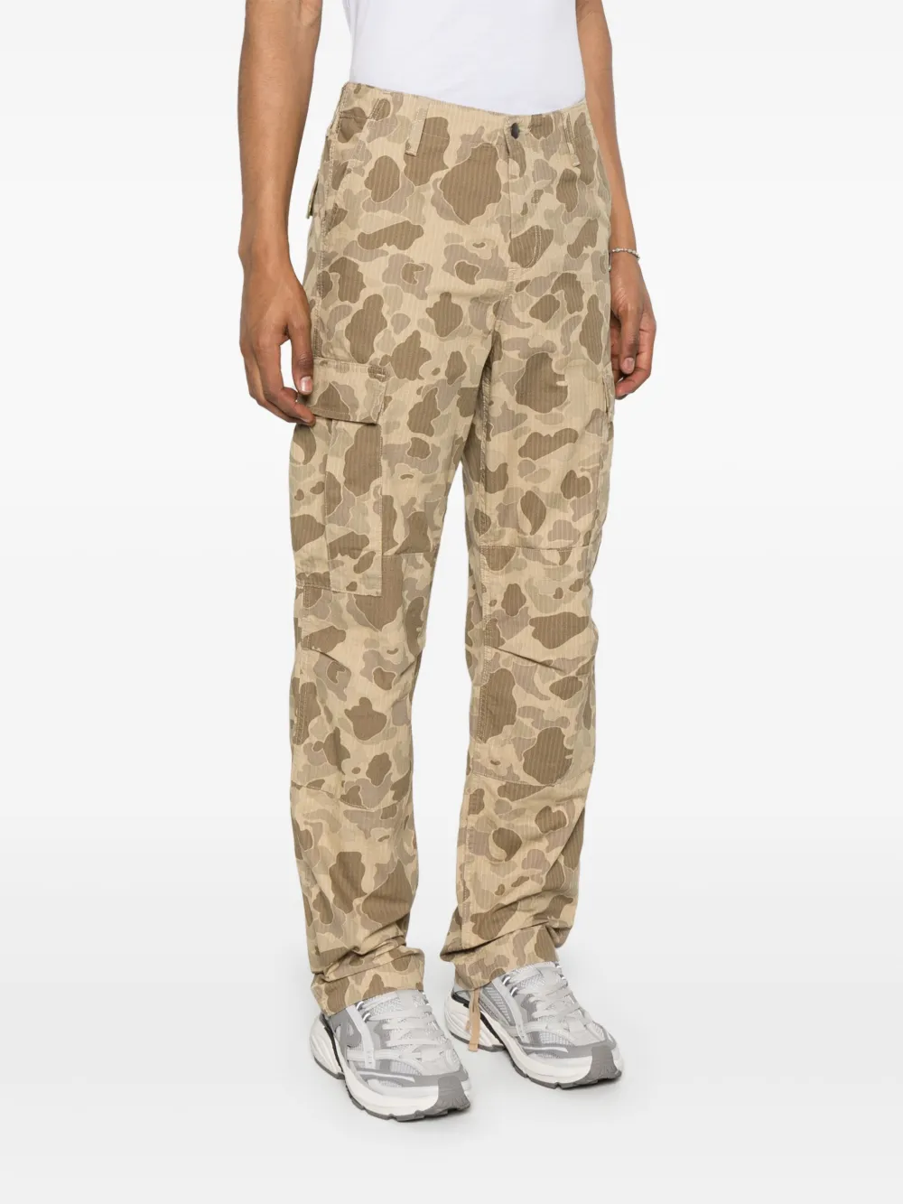 Carhartt WIP Cargo broek met camouflage print Beige