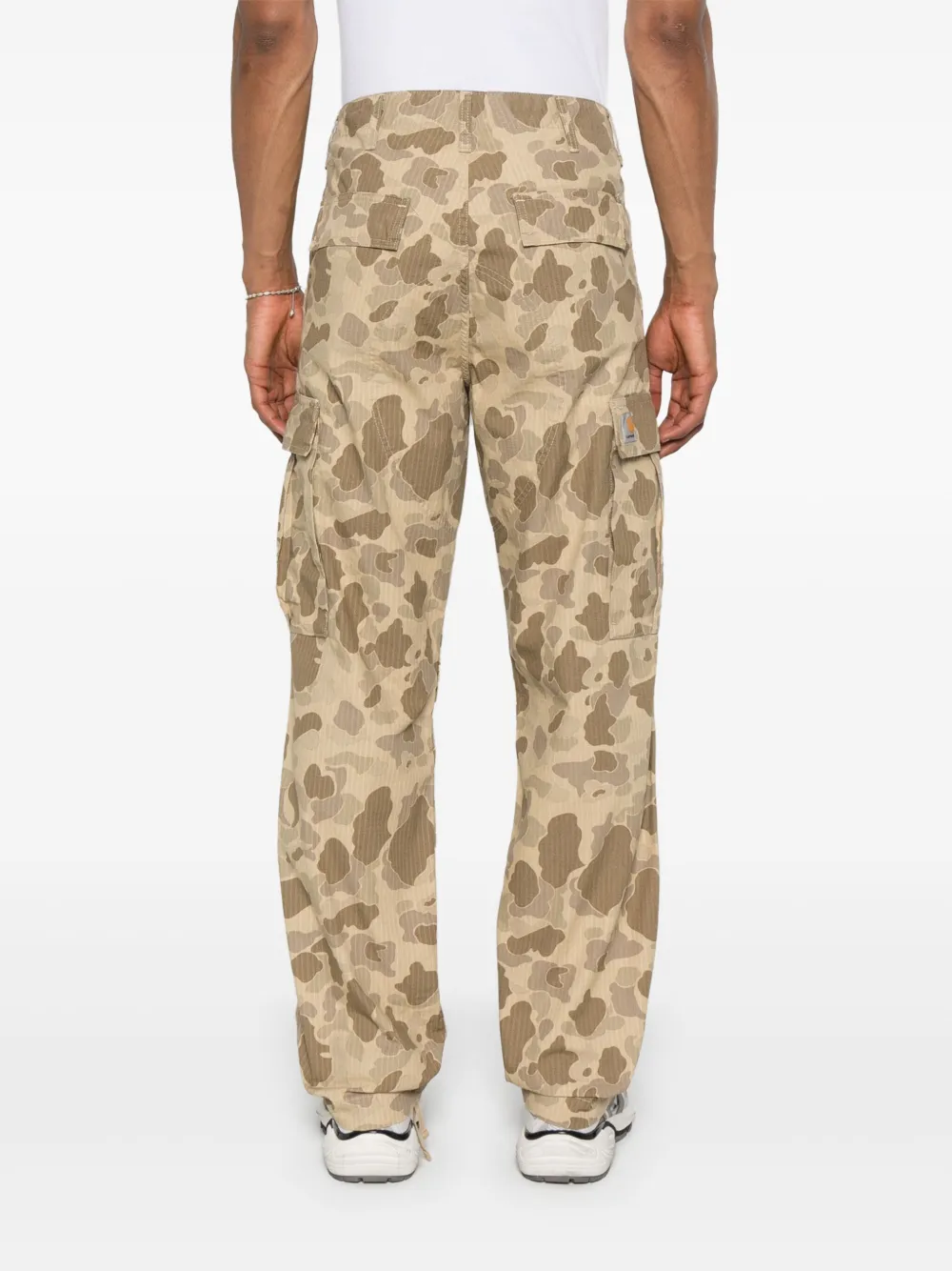 Carhartt WIP Cargo broek met camouflage print Beige