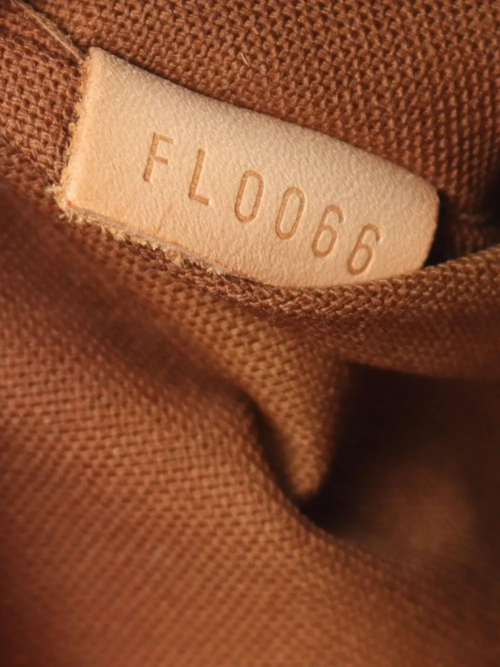 Pre-owned Louis Vuitton 2008 Lockit Handbag In Brown