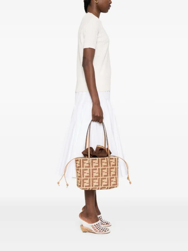 トートバッグ FENDI Embroidered Straw Small Roll Shopping Bag FENDI Small Roll Tote Bag | Neutrals | FARFETCH