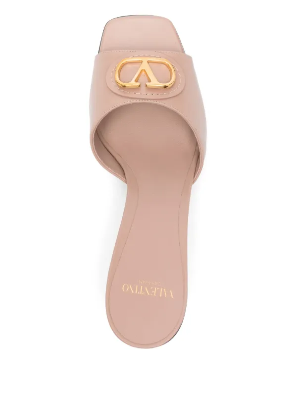 【注目】VALENTINO GARAVANI Vロゴ シグネチャー サンダル Vロゴ シグネチャー グレインカウハイドレザー スライドサンダル