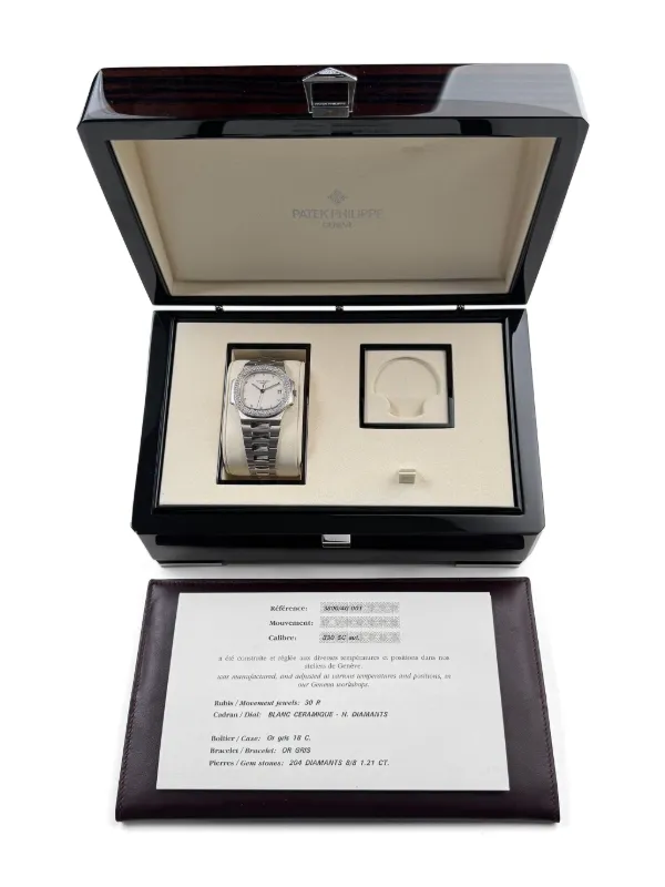 Patek Philippe Pre-Owned 2004 pre-owned Nautilus 37mm | White
