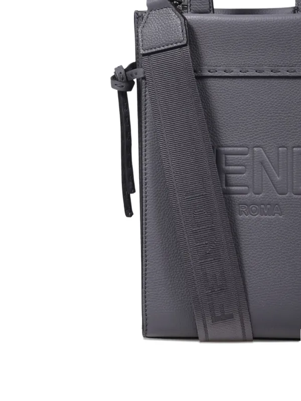 FENDI ロゴエンボス ハンドバッグ | グレー | FARFETCH JP