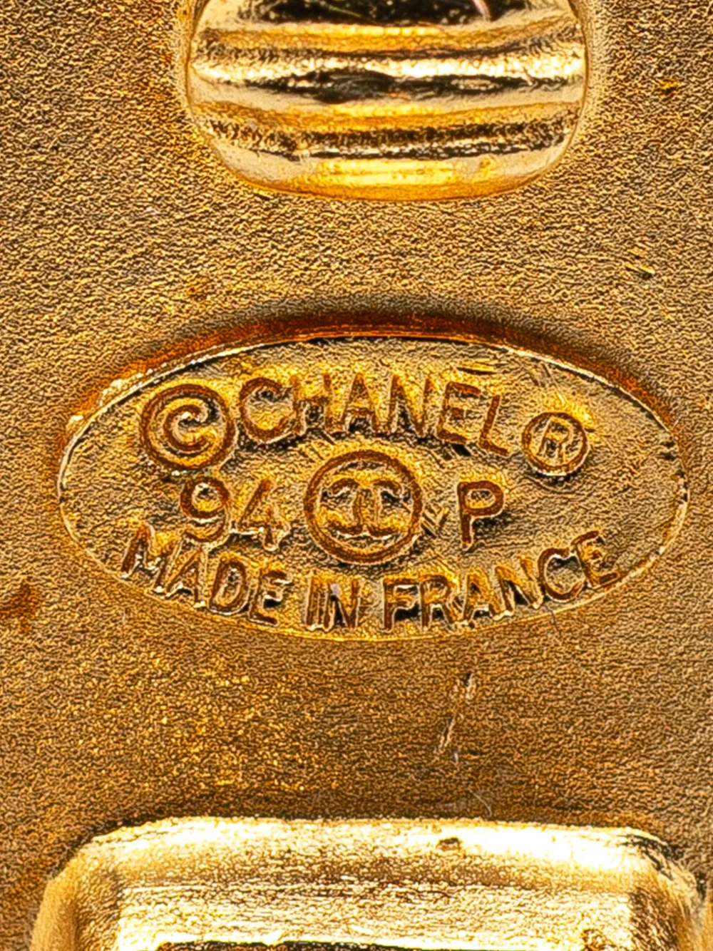Pre-owned Chanel 1994 Gold Plated Cc Round Clip On Earrings Costume Earrings
