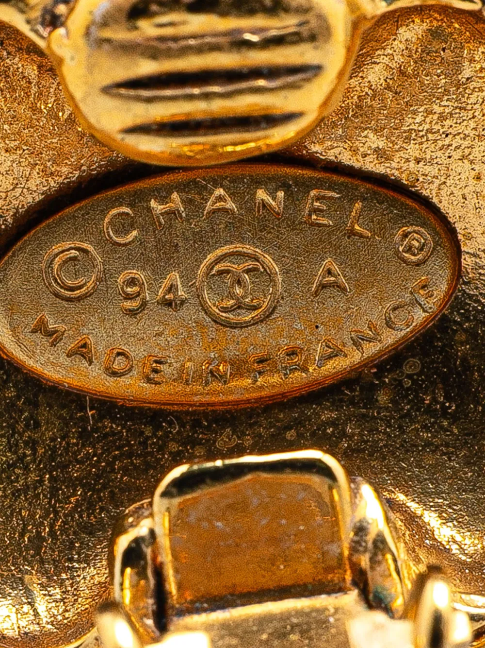 Pre-owned Chanel 1994 Gold Plated Cc Round Clip On Earrings Costume Earrings