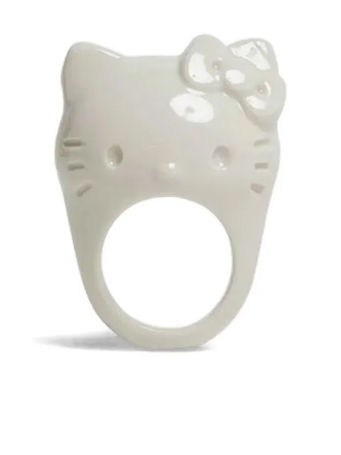 Andres Gallardo anillo Hello Kitty