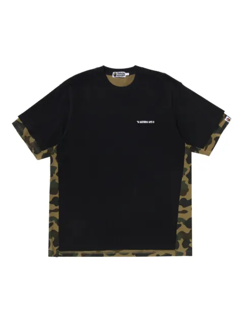 A BATHING APE® playera con paneles y estampado militar