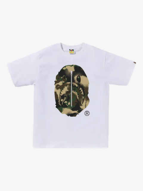 A BATHING APE® playera con estampado militar gráfico