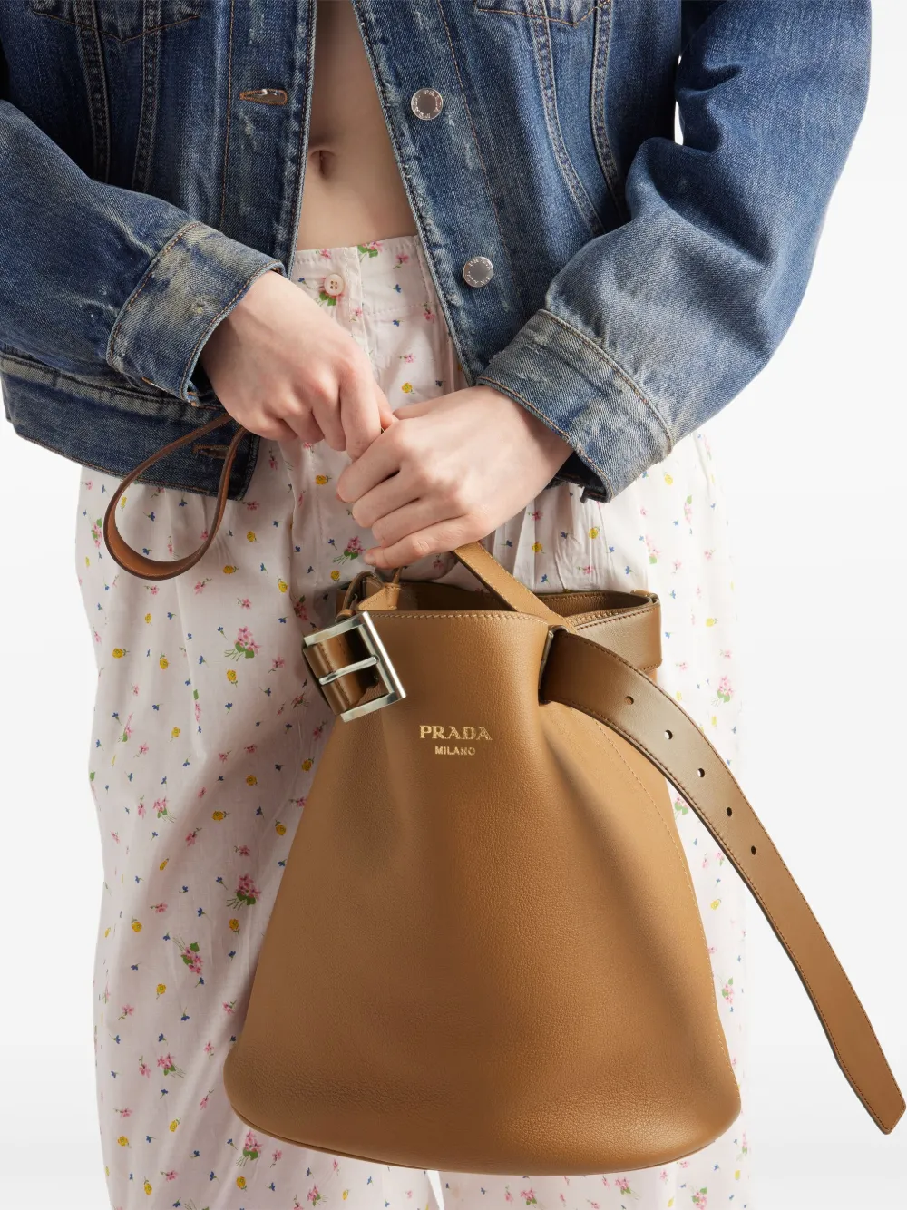 Prada bolsa bucket con hebilla | Image 2
