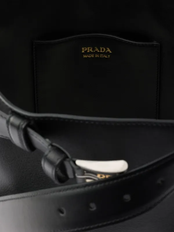 Prada バックル バケットバッグ | ブラック | FARFETCH JP