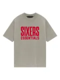 FEAR OF GOD ESSENTIALS x NBA Philadelphia t-shirt - Grey