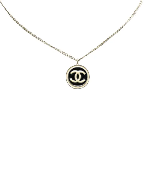 CHANEL Pre-Owned 2004 Silberhalskette mit rundem CC-Emaille-Anhänger