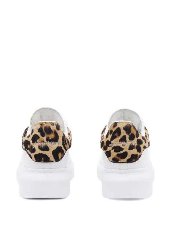 Alexander McQueen ホワイト レオパード スニーカー Alexander McQueen レオパード スニーカー | ホワイト | FARFETCH JP