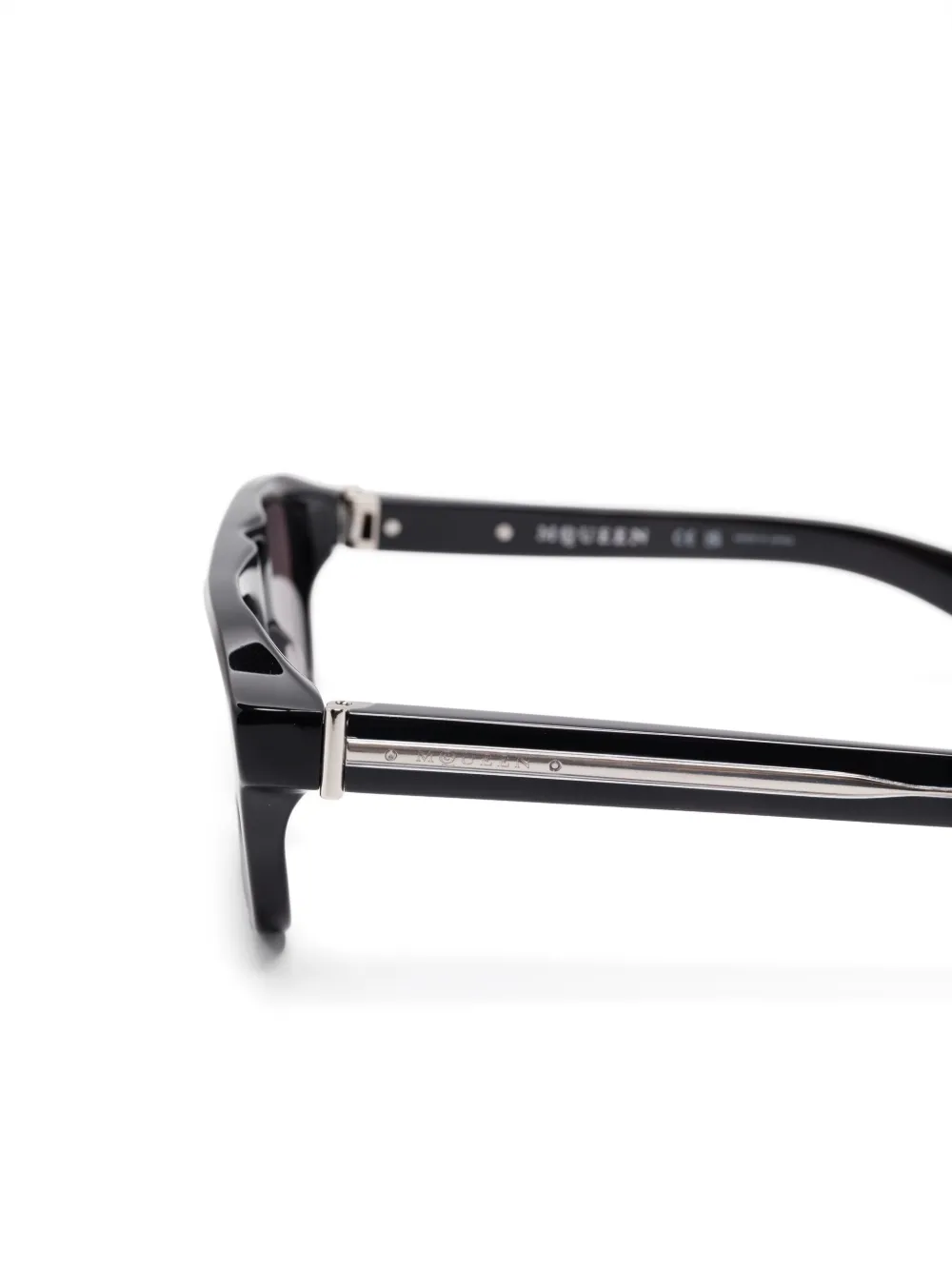 Alexander McQueen AM0505S 001 zonnebril Zwart
