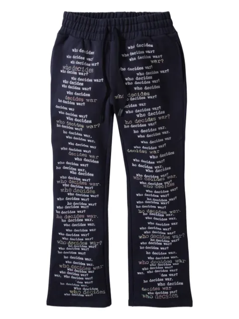 Who Decides War pants con texto estampado
