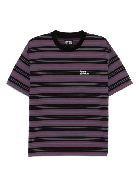izzue playera con logo y motivo de rayas