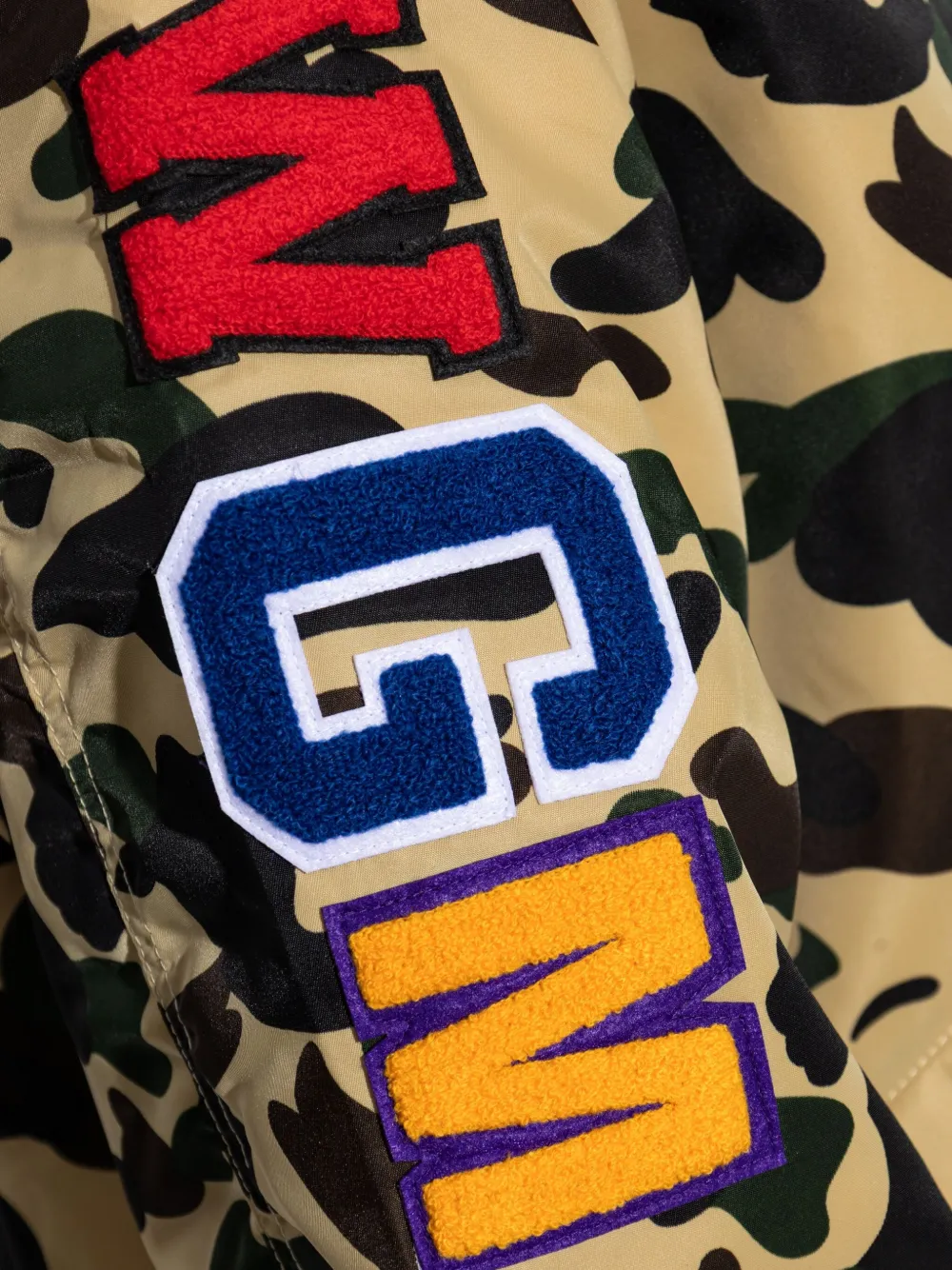 A BATHING APE Jack met camouflageprint Geel