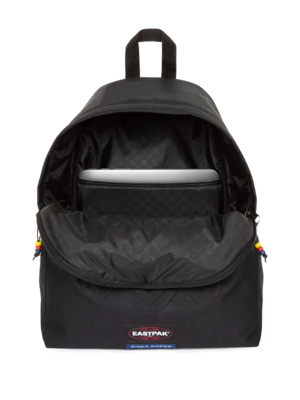 Eastpak ロゴエンボス バックパック | ブラック | FARFETCH JP