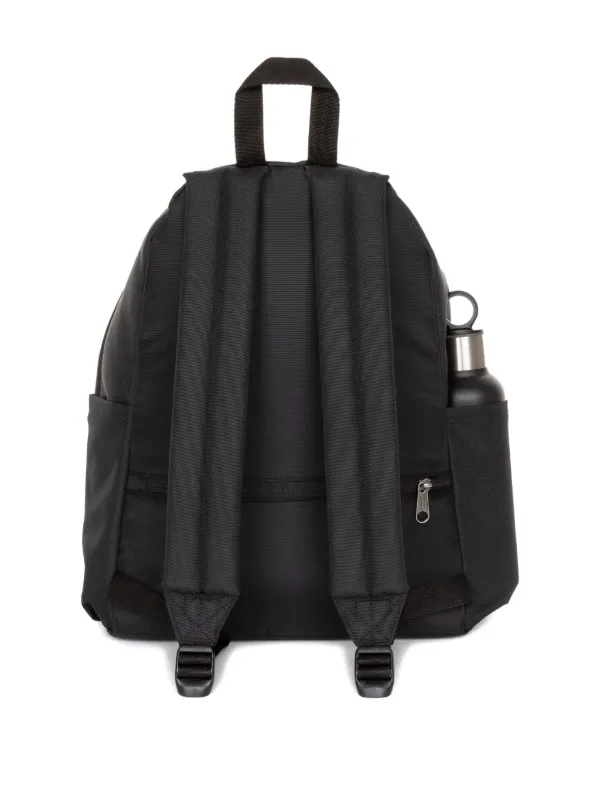 Eastpak ロゴエンボス バックパック | ブラック | FARFETCH JP