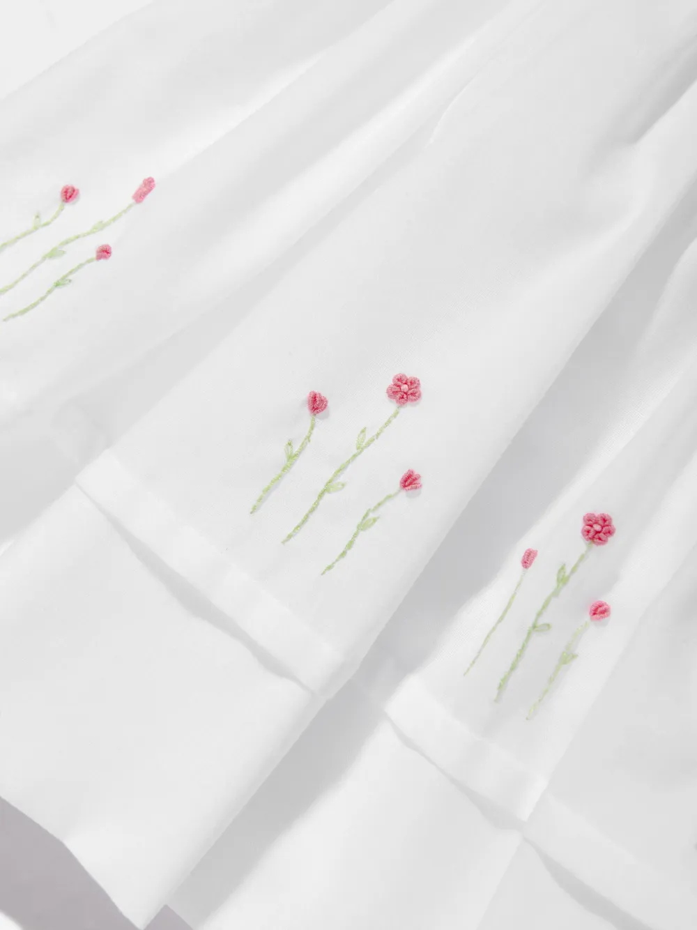Sarah Louise Jurk met geborduurde bloemen Wit