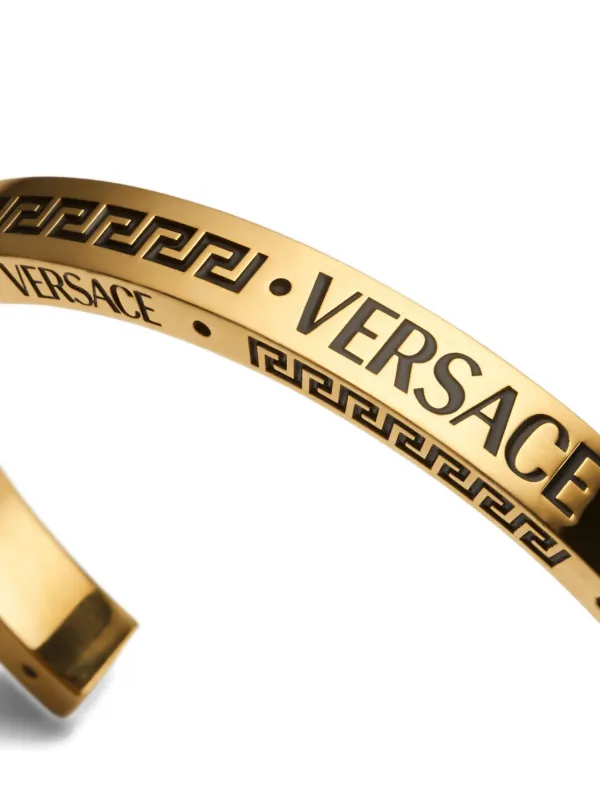 versace ブレスレット　ゴールド Versace engraved-logo Cuff Bracelet | Gold | FARFETCH
