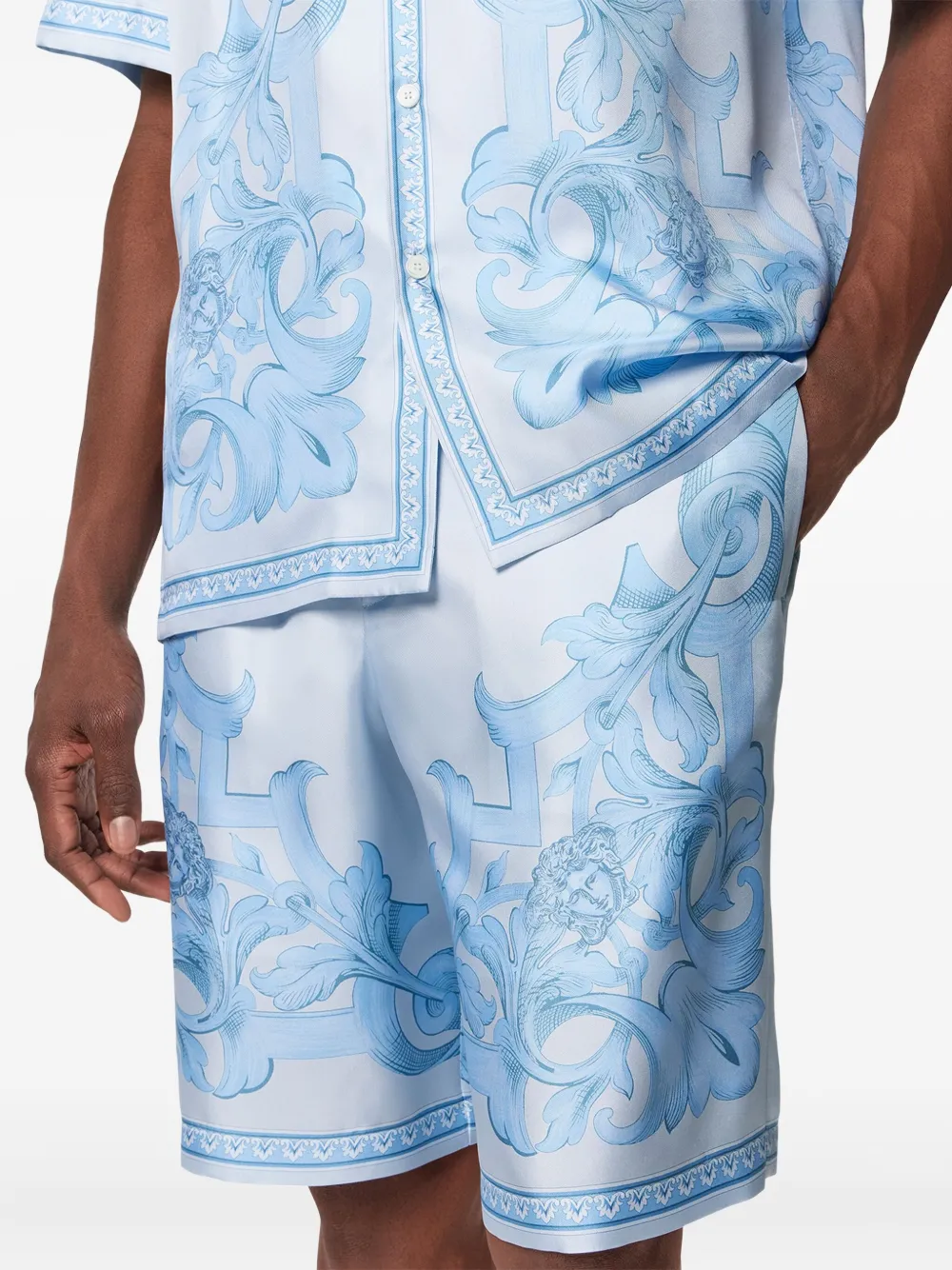 Versace Shorts met Barocco-print Grijs