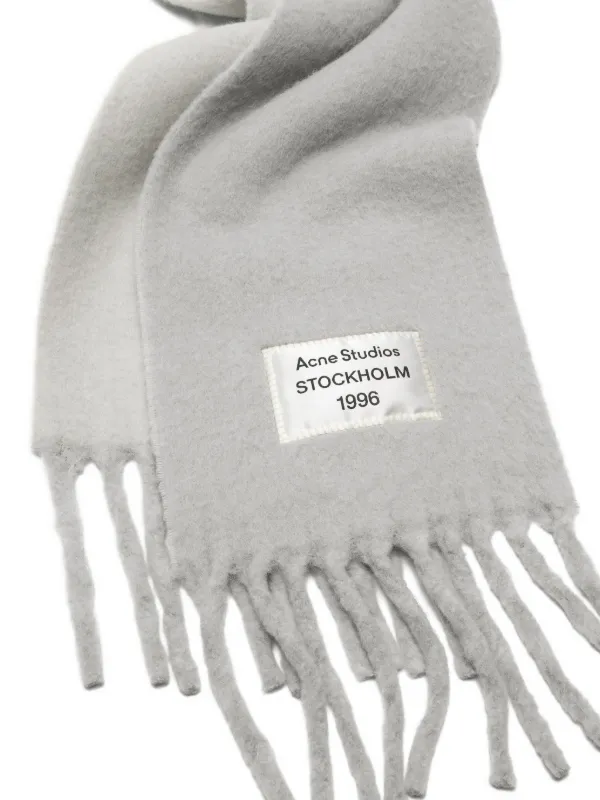 Acne Studios グレー フリンジスカーフ Acne Studios - Fringed scarf logo label - Black/grey