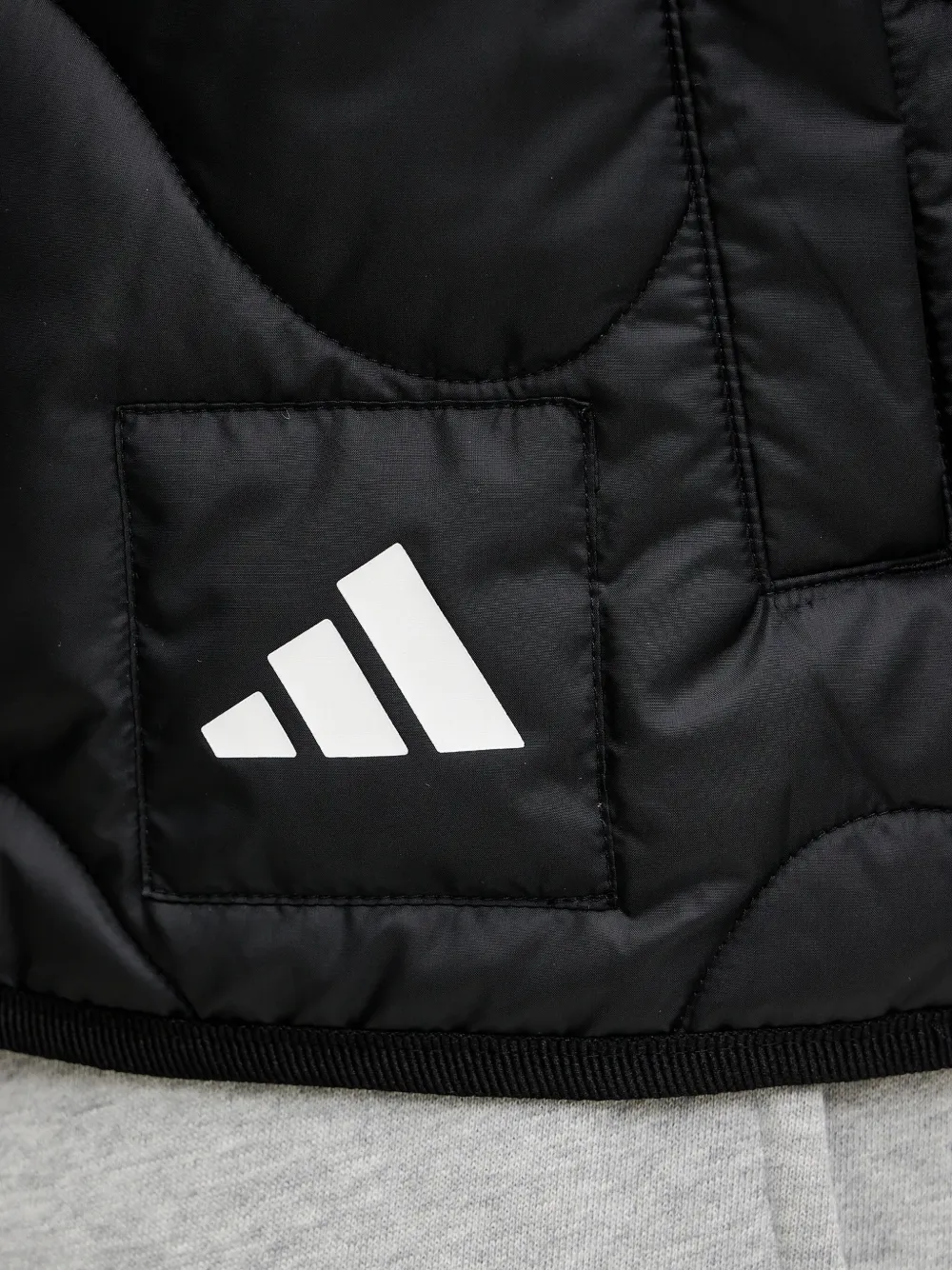 adidas Nuganic quilted vest Zwart