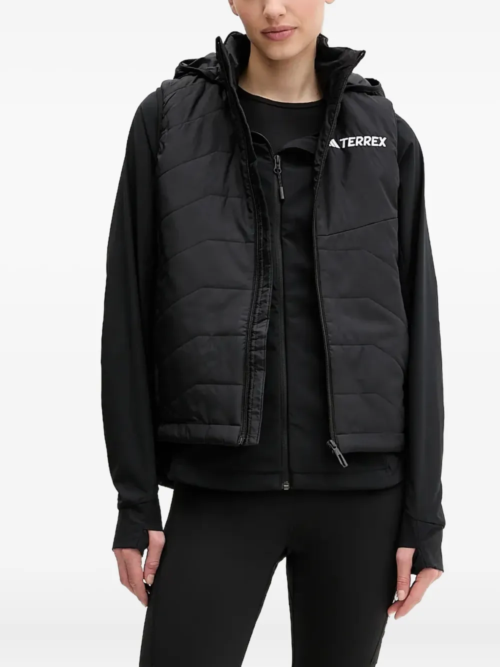 adidas キルティング フーデッドベスト - ブラック adidas キルティング フーデッドベスト - ブラック