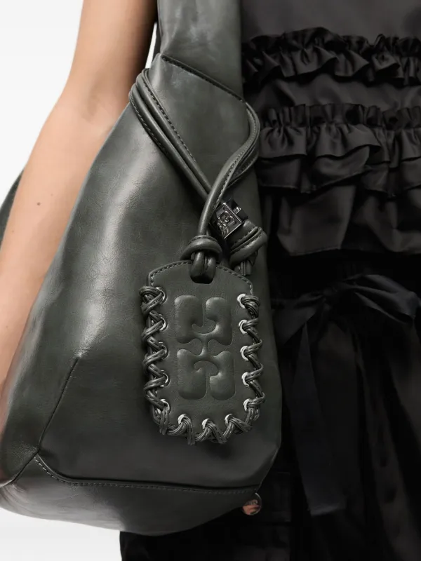 GANNI ロゴタグ レザーショルダーバッグ | ブラック | FARFETCH JP