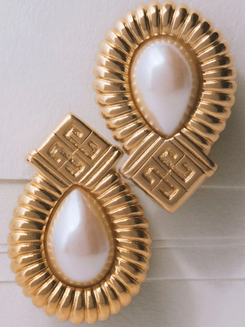 Givenchy Pre-Owned 1980s clip-on earrings | Image 2