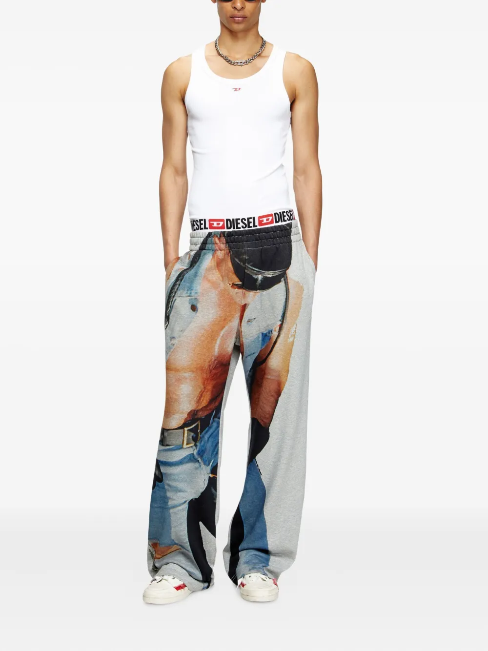 Diesel pantalones con estampado gráfico en colaboración con Tom of Finland Foundation | Pantalones acampanados | Image 2