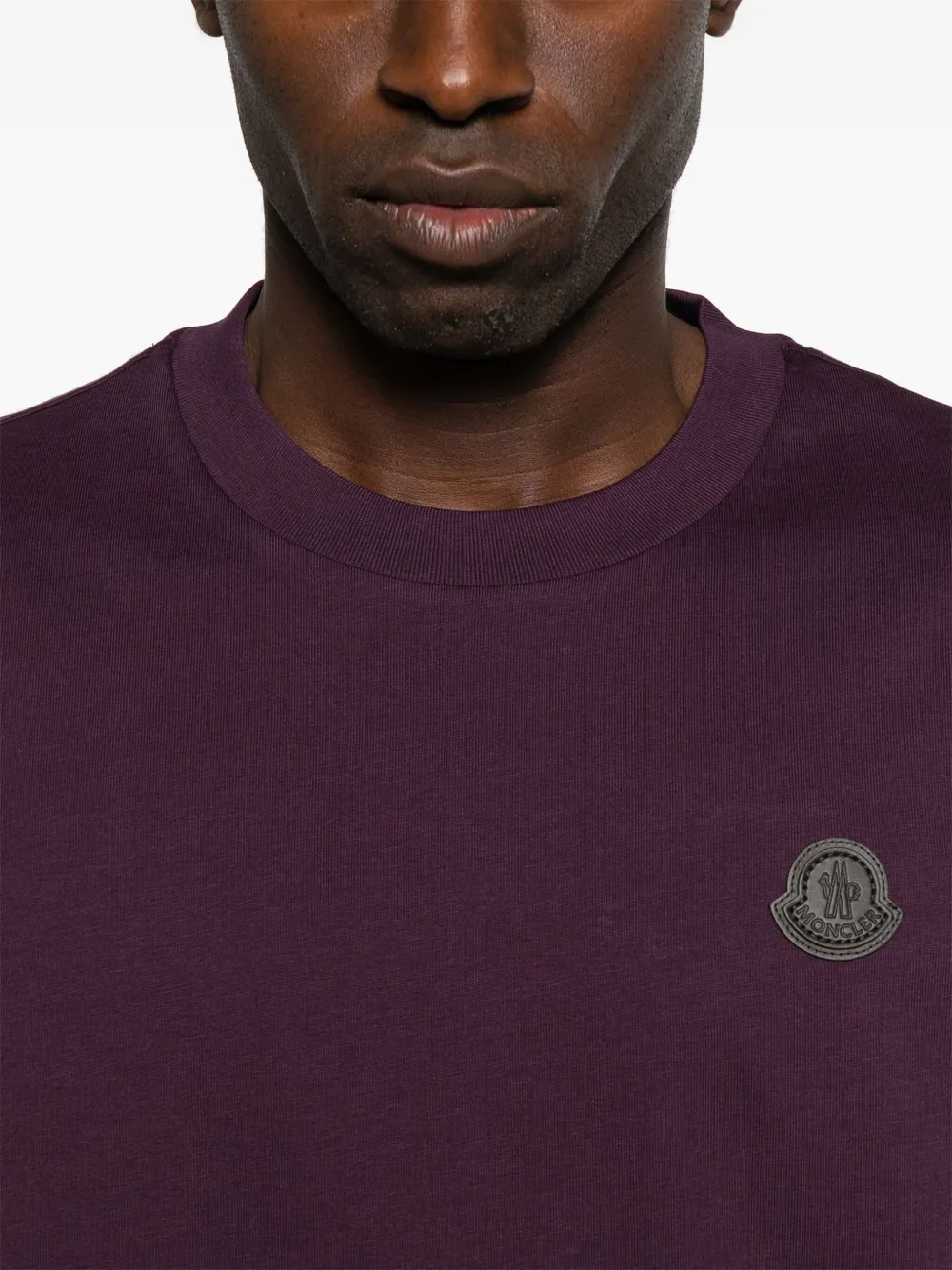 Moncler Katoenen T-shirt met logoplakkaat Paars