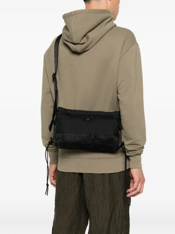 Moncler ロゴプレート メッセンジャーバッグ | ブラック | FARFETCH JP