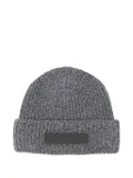 Moncler ribbed logo-plaque beanie hat - Grey
