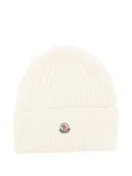 Moncler ribbed logo beanie - White