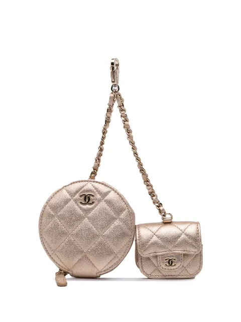 CHANEL Pre-Owned monedero redondo con funda para AirPods de piel de cordero metalizada 2021-2024