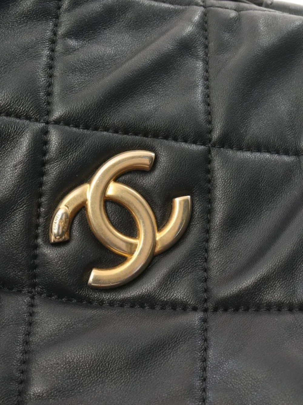 Pre-owned Chanel 2020-2021 Diamond-quilted Shoulder Bag In Black