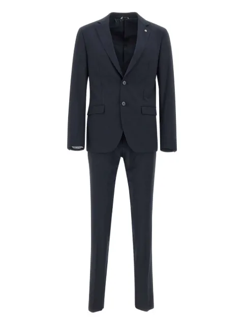 Manuel Ritz traje con botones